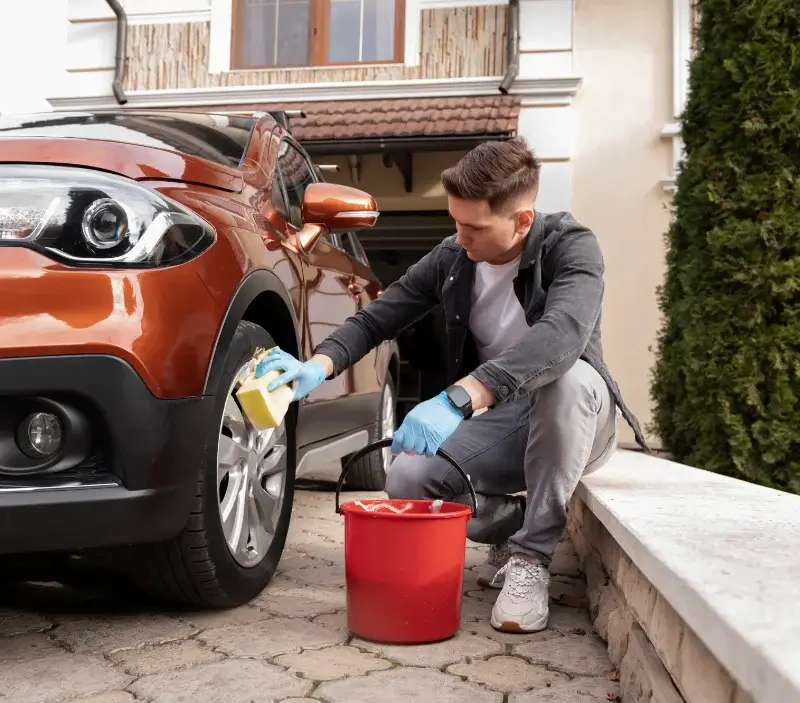Lavage auto à domicile Chailly-en-Bière : professionnel intervenant sur un véhicule